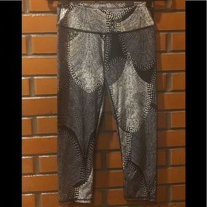 Fabletics printed power hold Capri sz XS